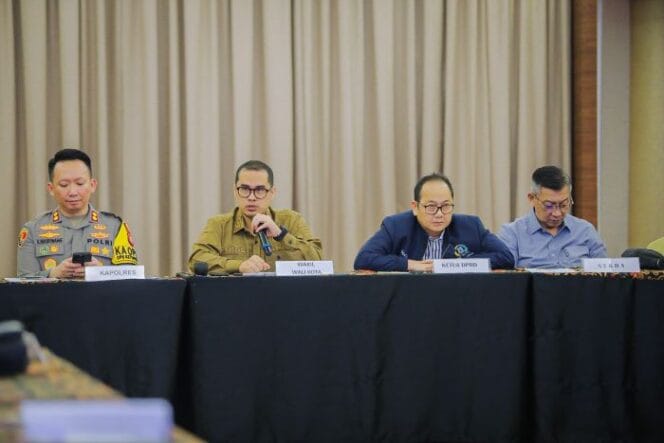 
					Pemkot Tangsel Bakal Terbitkan Surat Edaran Pelarangan Takbir Keliling .
Wakil Wali Kota Tangerang Selatan (Tangsel) Pilar Saga Ichsan saat memimpin Rapat Forum Koordinasi Pimpinan Daerah (Forkopimda). (Foto :  Diskominfo Pemkot Tangsel)
