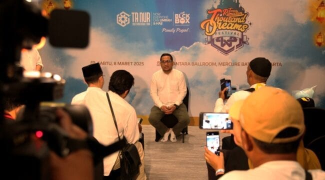 CEO PT Tanur Muthmainnah Tour Muhammad Reza Fahlevi saat memberikan keterangan kepada awal media saat konferensi pers ( Foto; PWI DKI Jakarta)