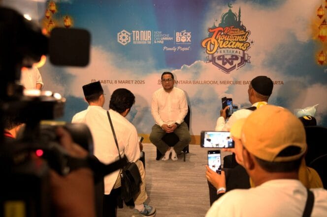 
					CEO PT Tanur Muthmainnah Tour Muhammad Reza Fahlevi saat memberikan keterangan kepada awal media saat konferensi pers ( Foto; PWI DKI Jakarta)