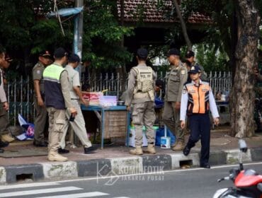 Para Petugas gabungan dari Pemkot Jakpus saat melakukan penertiban pedagan kaki lima dan parkir liar. (Foto : Diskominfo  Jakpus)