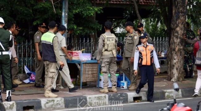 Para Petugas gabungan dari Pemkot Jakpus saat melakukan penertiban pedagan kaki lima dan parkir liar. (Foto : Diskominfo  Jakpus)