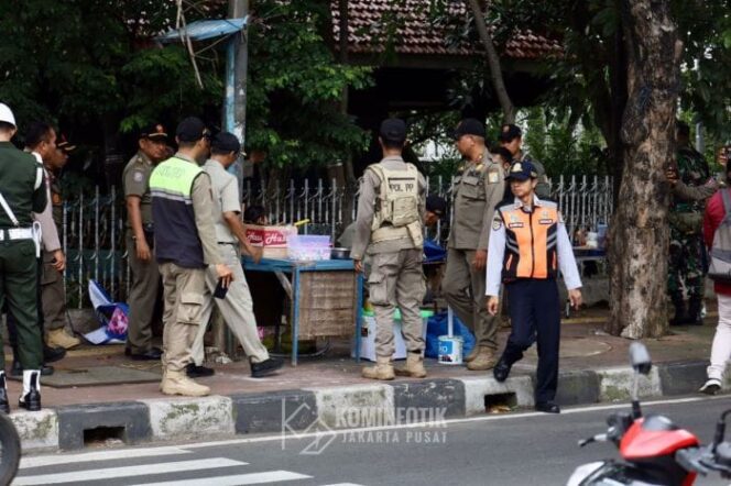 
					Para Petugas gabungan dari Pemkot Jakpus saat melakukan penertiban pedagan kaki lima dan parkir liar. (Foto : Diskominfo  Jakpus)