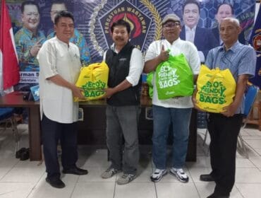 Ketua Pokja PWI Wali Kota Jakpus Helmi AR (Kiri) saat memberikan bingkisan kepada salah satu anggota (Foto ;PWI Jakpus)