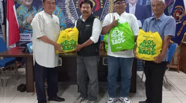 Ketua Pokja PWI Wali Kota Jakpus Helmi AR (Kiri) saat memberikan bingkisan kepada salah satu anggota (Foto ;PWI Jakpus)