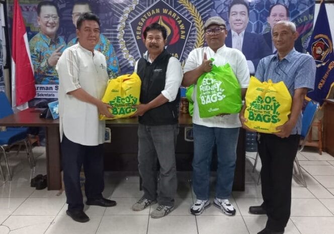 
					Ketua Pokja PWI Wali Kota Jakpus Helmi AR (Kiri) saat memberikan bingkisan kepada salah satu anggota (Foto ;PWI Jakpus)