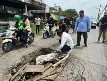 Bupati Sidoarjo, H. Subandi, saat melakukan inspeksi mendadak (sidak) ke lokasi jembatan ambles di Desa Banjarsari, Kecamatan Buduran, Sidoarjo. (Foto: Humas Pemkab Sidoarjo)