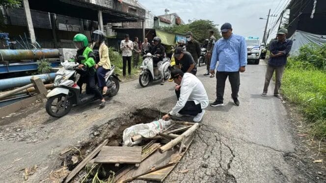 
					Bupati Sidoarjo, H. Subandi, saat melakukan inspeksi mendadak (sidak) ke lokasi jembatan ambles di Desa Banjarsari, Kecamatan Buduran, Sidoarjo. (Foto: Humas Pemkab Sidoarjo)