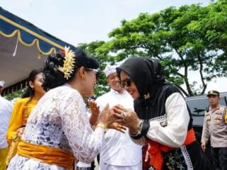 Wakil Bupati Sidoarjo, Hj. Mimik Idayana saat disambut umat Hindu. (Foto : Ist)