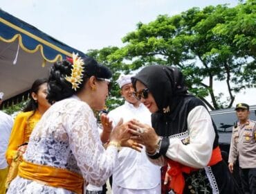 Wakil Bupati Sidoarjo, Hj. Mimik Idayana saat disambut umat Hindu. (Foto : Ist)