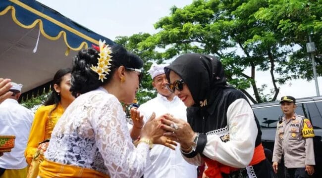 Wakil Bupati Sidoarjo, Hj. Mimik Idayana saat disambut umat Hindu. (Foto : Ist)