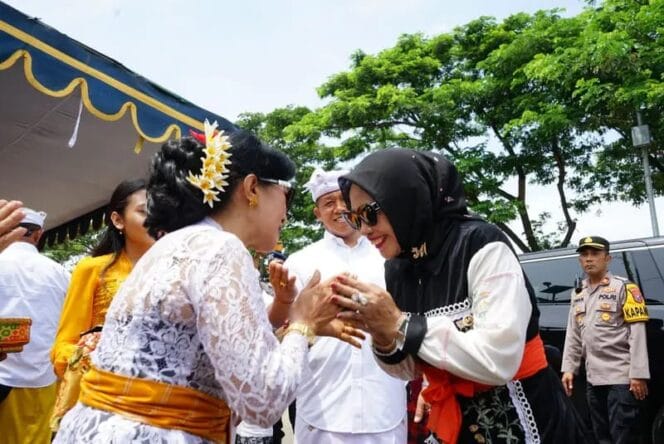 
					Wakil Bupati Sidoarjo, Hj. Mimik Idayana saat disambut umat Hindu. (Foto : Ist)