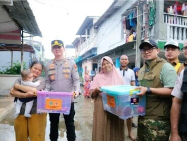 Wakil Wali Kota Tangerang Selatan, Pilar Saga Ichsan saat memberikan sumbangan kepada korban banjir . (Foto : Humas Pemkot Tangsel)