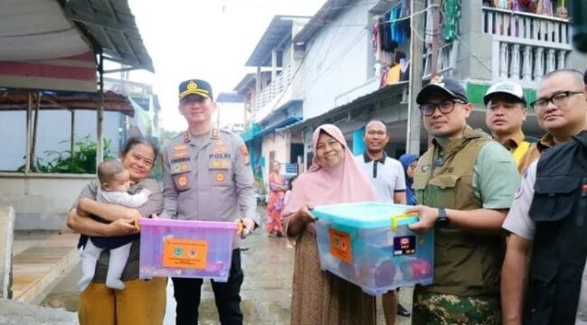 Wakil Wali Kota Tangerang Selatan, Pilar Saga Ichsan saat memberikan sumbangan kepada korban banjir . (Foto : Humas Pemkot Tangsel)