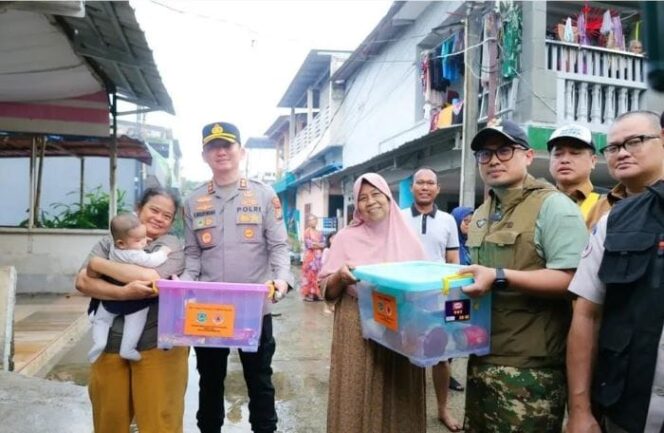 
					Wakil Wali Kota Tangerang Selatan, Pilar Saga Ichsan saat memberikan sumbangan kepada korban banjir . (Foto : Humas Pemkot Tangsel)