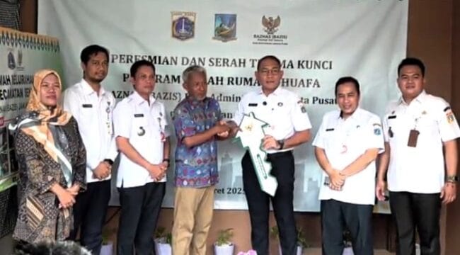 Wali kota Jakarta Pusat, Arifin secara simbolis memberikan kunci kepada warga yang rumahnya di bedah (Foto : Kominfotik Jakpus)