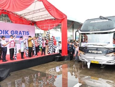 Menteri Perhubungan Dudy Purwagandhi saat melepas keberangkatan peserta mudik gratis  (Foto: Kemenhub)