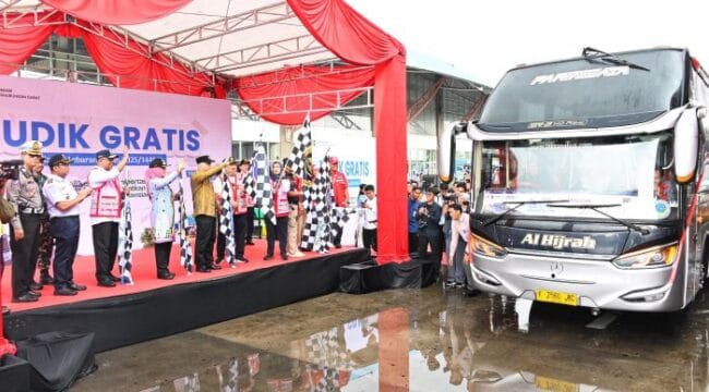 Menteri Perhubungan Dudy Purwagandhi saat melepas keberangkatan peserta mudik gratis  (Foto: Kemenhub)