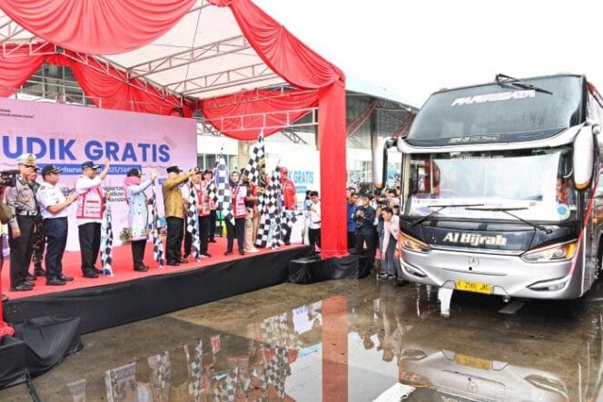 
					Menteri Perhubungan Dudy Purwagandhi saat melepas keberangkatan peserta mudik gratis  (Foto: Kemenhub)