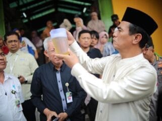  Menteri Pertanian Andi Amran Sulaiman saat memperlihatkan minyak goreng merk Minyakita yang di jual tidak sesuai dengan aturan dan di jual diatas HET  (Foto : Humas Kementan)