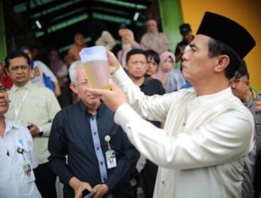  Menteri Pertanian Andi Amran Sulaiman saat memperlihatkan minyak goreng merk Minyakita yang di jual tidak sesuai dengan aturan dan di jual diatas HET  (Foto : Humas Kementan)