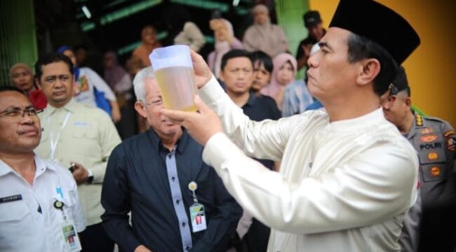  Menteri Pertanian Andi Amran Sulaiman saat memperlihatkan minyak goreng merk Minyakita yang di jual tidak sesuai dengan aturan dan di jual diatas HET  (Foto : Humas Kementan)
