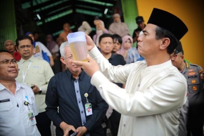 
					 Menteri Pertanian Andi Amran Sulaiman saat memperlihatkan minyak goreng merk Minyakita yang di jual tidak sesuai dengan aturan dan di jual diatas HET  (Foto : Humas Kementan)