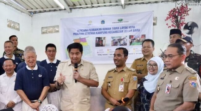 Menteri Perumahan dan Kawasan Permukiman (PKP) Maruarar Sirait saat berdialog dengan warga tanah Tinggi kecamatan Johar Baru. (Foto : Diskominfotik Jakpus)