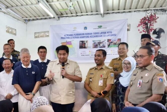 
					Menteri Perumahan dan Kawasan Permukiman (PKP) Maruarar Sirait saat berdialog dengan warga tanah Tinggi kecamatan Johar Baru. (Foto : Diskominfotik Jakpus)