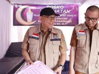 Kepala Dinas Kesehatan Kabupaten Tangerang, dr. Achmad Muchlis saat meninjau posko layanan kesehatan pemudik (Foto: Diskominfo Pemkab Tangerang)