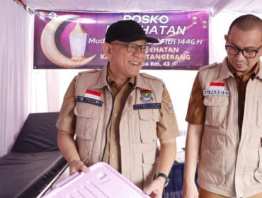 Kepala Dinas Kesehatan Kabupaten Tangerang, dr. Achmad Muchlis saat meninjau posko layanan kesehatan pemudik (Foto: Diskominfo Pemkab Tangerang)