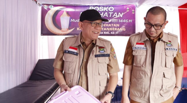 Kepala Dinas Kesehatan Kabupaten Tangerang, dr. Achmad Muchlis saat meninjau posko layanan kesehatan pemudik (Foto: Diskominfo Pemkab Tangerang)
