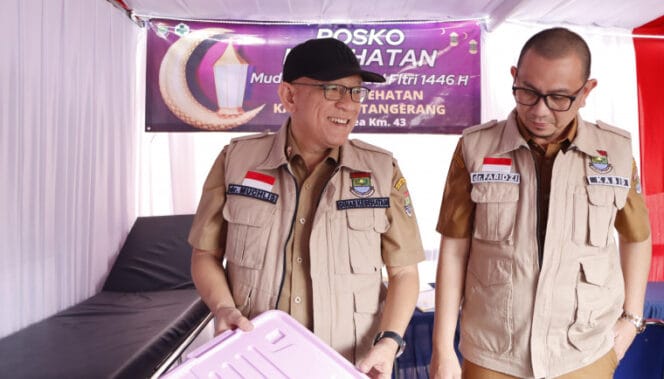 
					Kepala Dinas Kesehatan Kabupaten Tangerang, dr. Achmad Muchlis saat meninjau posko layanan kesehatan pemudik (Foto: Diskominfo Pemkab Tangerang)