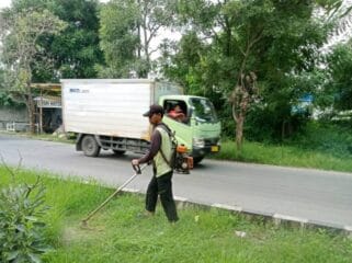 Potong Rumput (Foto : Diskominfo Pemkot Tangerang)