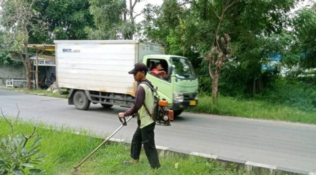 Potong Rumput (Foto : Diskominfo Pemkot Tangerang)