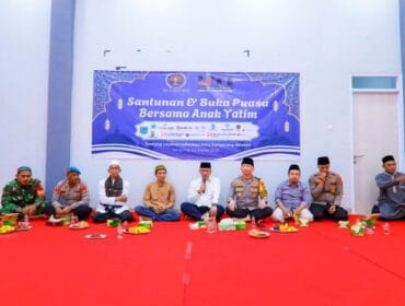 Sekretaris Daerah (Sekda) Kota Tangerang Selatan (Tangsel) Bambang Noertjahjo (tengah) saat menghadiri acara  buka puasa dan santunan anak yatim yang digelar PWI dan IJTI Tangsel (Foto : Humas Pemkot Tangsel)