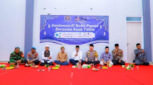 Sekretaris Daerah (Sekda) Kota Tangerang Selatan (Tangsel) Bambang Noertjahjo (tengah) saat menghadiri acara  buka puasa dan santunan anak yatim yang digelar PWI dan IJTI Tangsel (Foto : Humas Pemkot Tangsel)