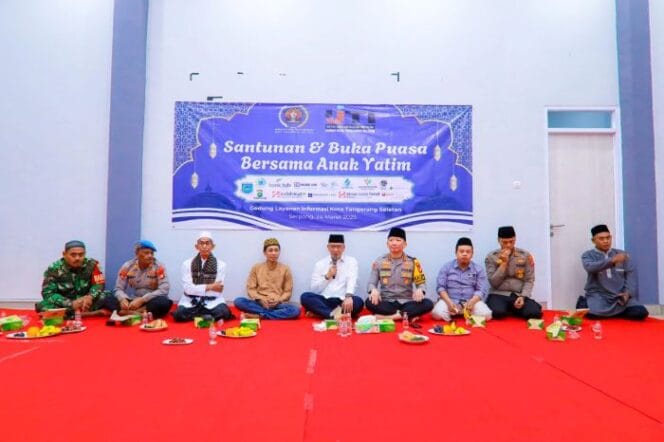 
					Sekretaris Daerah (Sekda) Kota Tangerang Selatan (Tangsel) Bambang Noertjahjo (tengah) saat menghadiri acara  buka puasa dan santunan anak yatim yang digelar PWI dan IJTI Tangsel (Foto : Humas Pemkot Tangsel)