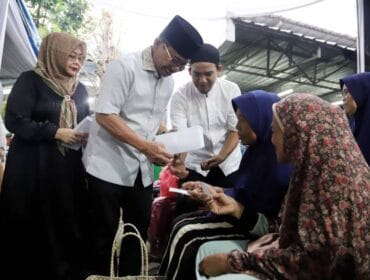 Wali Kota Tangerang H. Sachrudin saat meberikan santunan kepada para janda. (Foto : Humas Pemkot  Tangerang)