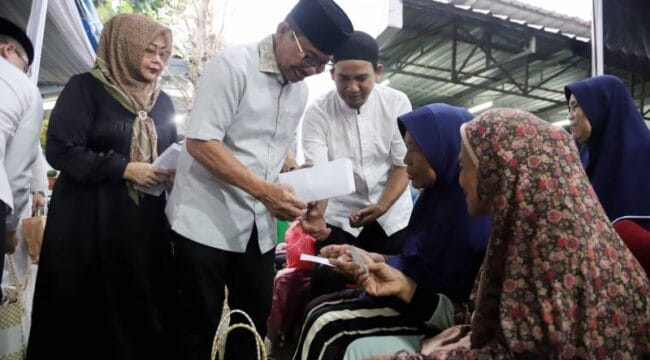 Wali Kota Tangerang H. Sachrudin saat meberikan santunan kepada para janda. (Foto : Humas Pemkot  Tangerang)