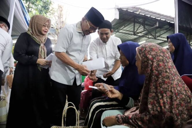 
Wali Kota Tangerang H. Sachrudin saat meberikan santunan kepada para janda. (Foto : Humas Pemkot  Tangerang)