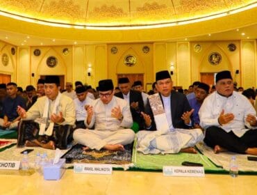Wakil Wali Kota Tangerasn Selatan Pilar saga Ichsan saat mengikuti Salat Ied. (Foto: Diskominfo Tangsel)