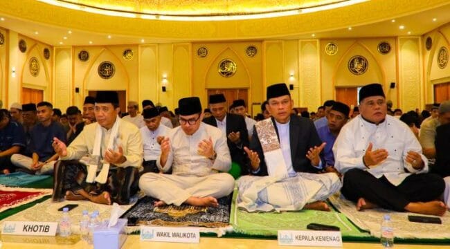 Wakil Wali Kota Tangerasn Selatan Pilar saga Ichsan saat mengikuti Salat Ied. (Foto: Diskominfo Tangsel)