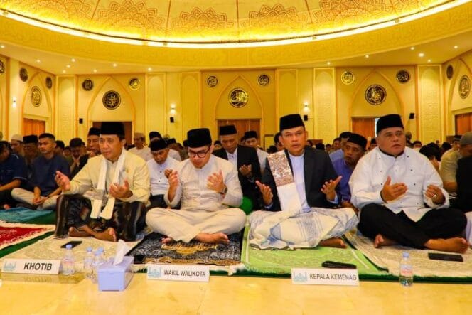 
					Wakil Wali Kota Tangerasn Selatan Pilar saga Ichsan saat mengikuti Salat Ied. (Foto: Diskominfo Tangsel)
