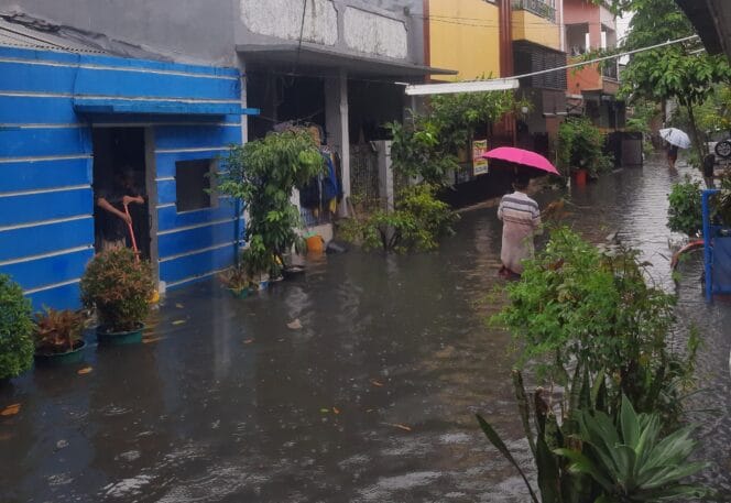 
					Situasi banjir di komplek Dasana Indah Kelurahan Bojong Nangka Kelapa Dua Tangerang (Foto: Dok jejaknarasi.id)