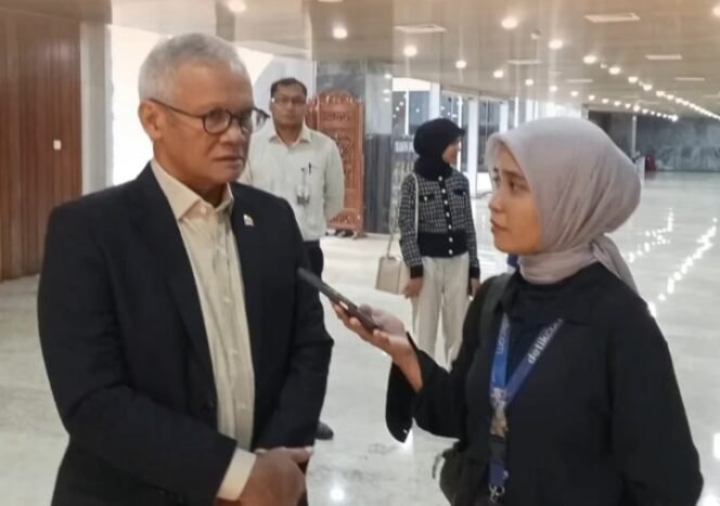 
					Politisi PDIP Aria Bima saat memberikan keterangan di Gedung Parlemen Senayan Jakarta (Foto:1st)