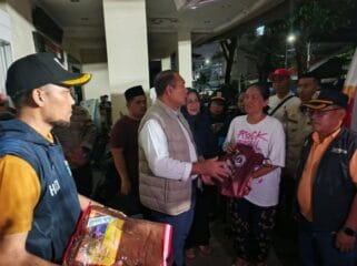 Wali Kota Jakarta Pusat Arifin saat memberikan bantuan kepada warga korban kebakaran (Foto; Diskominfoti Jakpus)