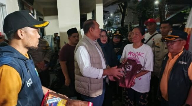 Wali Kota Jakarta Pusat Arifin saat memberikan bantuan kepada warga korban kebakaran (Foto; Diskominfoti Jakpus)