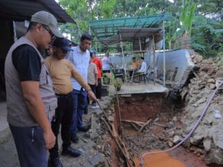 Wali Kota Tangerang, H. Sachrudin saat melakukan peninjauan salah satu pengendalian banjir. (Foto; tangerangkota.co.id)