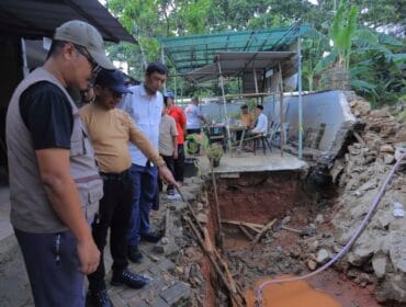Wali Kota Tangerang, H. Sachrudin saat melakukan peninjauan salah satu pengendalian banjir. (Foto; tangerangkota.co.id)