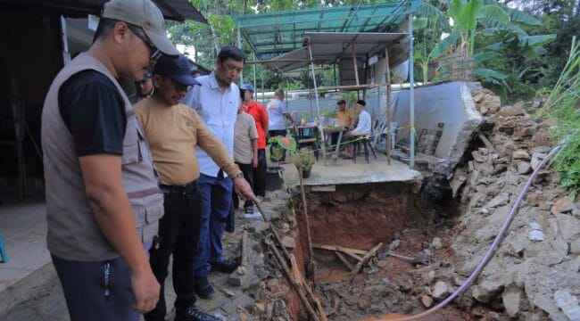 Wali Kota Tangerang, H. Sachrudin saat melakukan peninjauan salah satu pengendalian banjir. (Foto; tangerangkota.co.id)